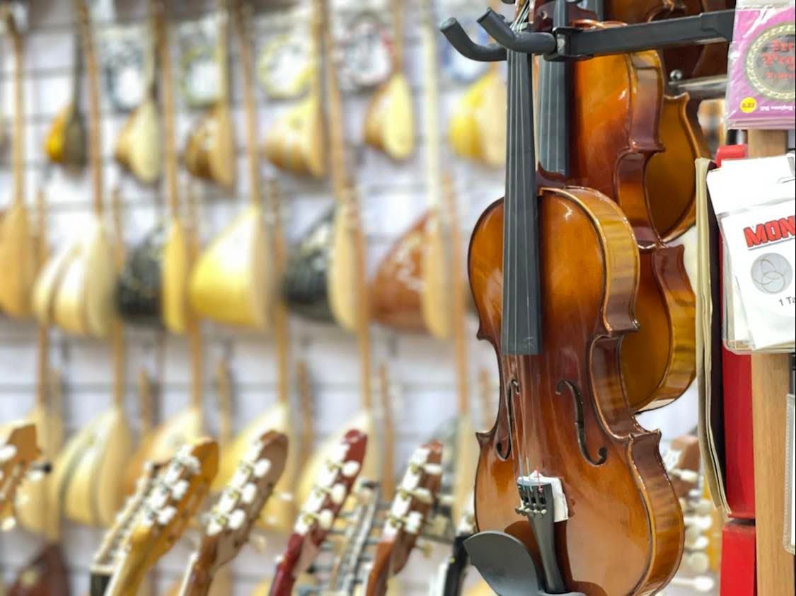 Instruments in Salar Mustafa’s music store in Duhok (Photo: Kurmanj Nhili)